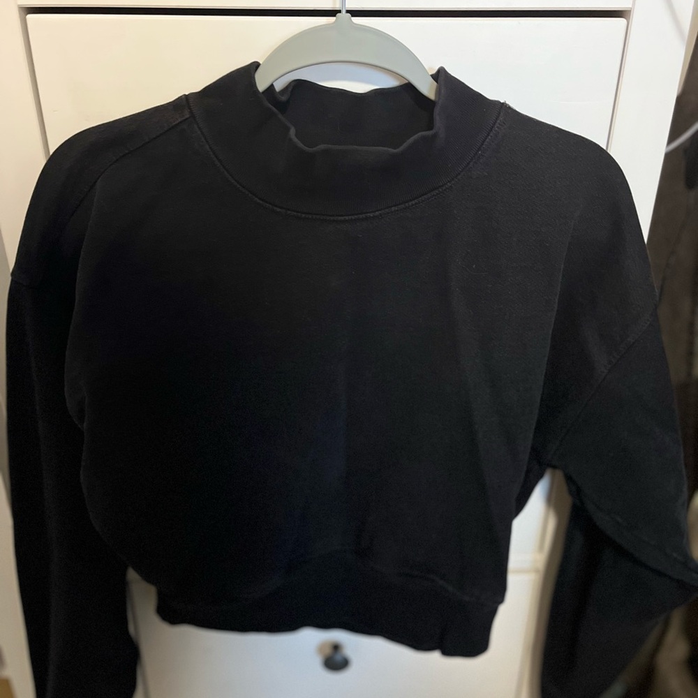 Black cropped sweatshirt with mock neck long sleeves and boxy fit